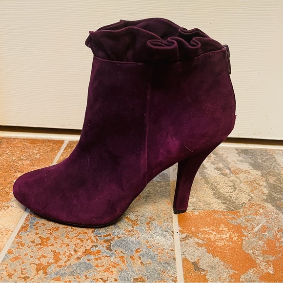 🍇Fabulous Purple Suede Ruffled Top Zip Stiletto Ankle Booties! - Picture 8 of 15